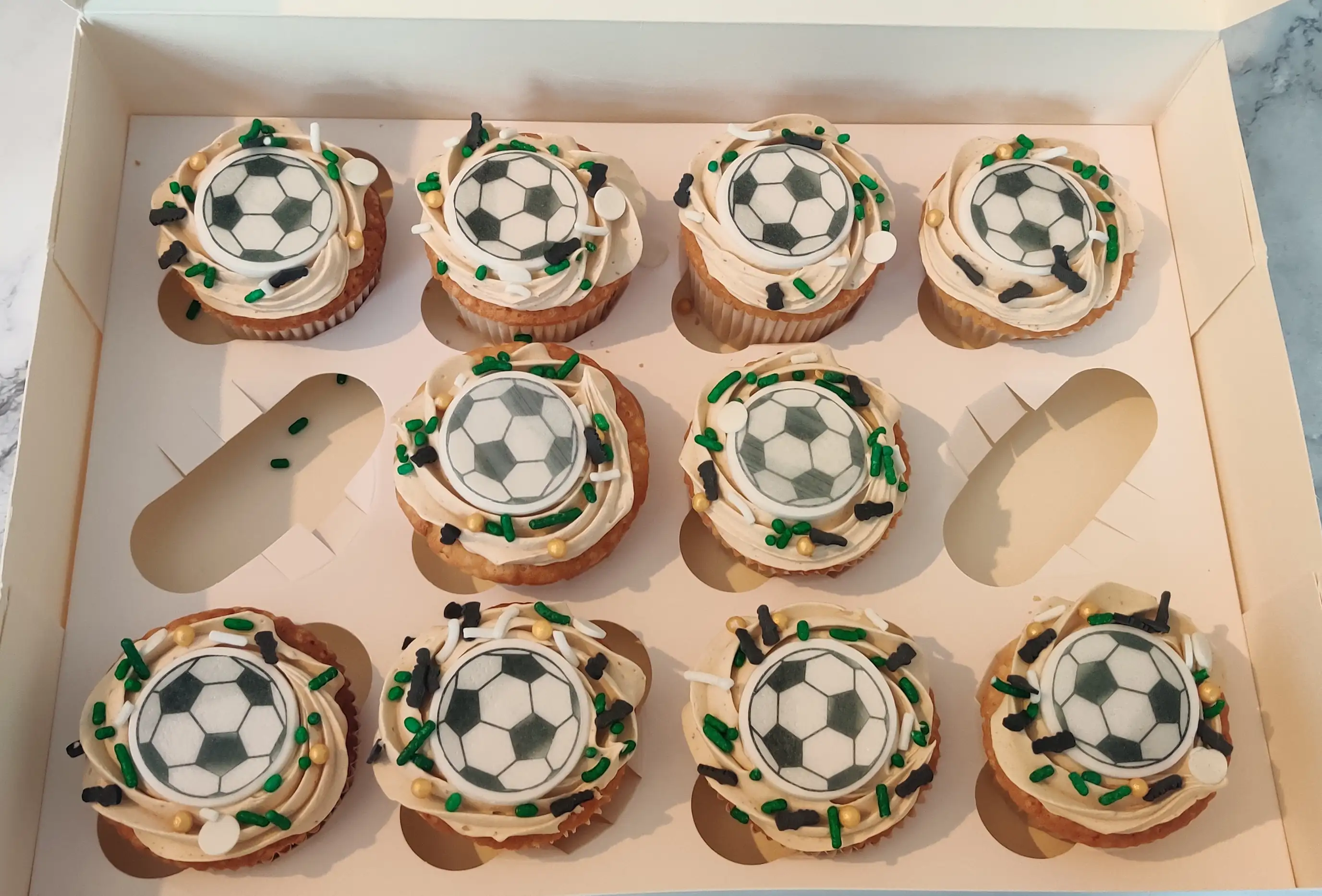 Hazelbakt Cupcakes met voetballen en hagels erop